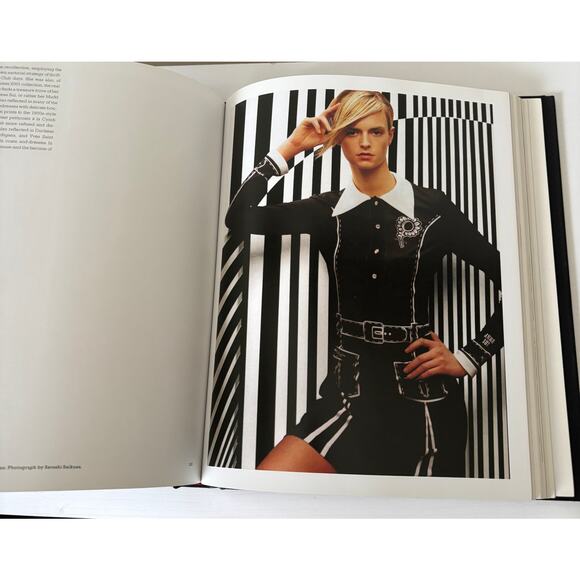 ANNA SUI Hardcover Art Book Fashion Coffee Table 2010 Andrew Bolton - Picture 5 of 10